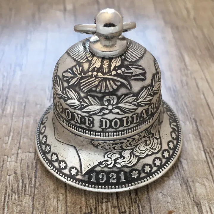 Unik vintage klokke med myntdesign. Flott gave eller samlerobjekt for elegant hjemmeinnredning.
