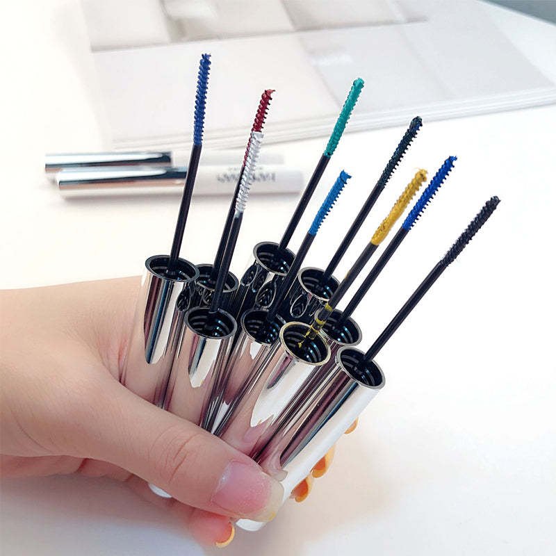 Kvinne påfører livlig fargerik mascara for å skape lengre og fyldigere vipper.