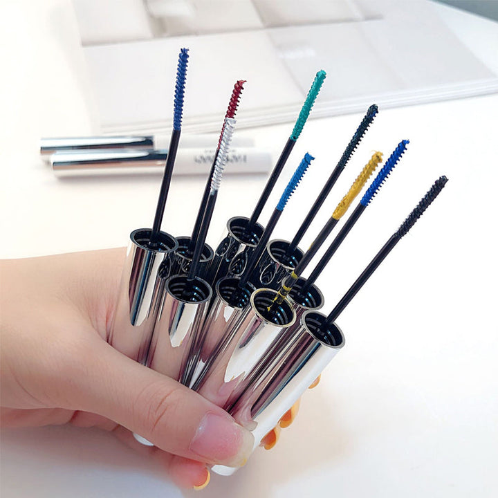 Kvinne påfører livlig fargerik mascara for å skape lengre og fyldigere vipper.
