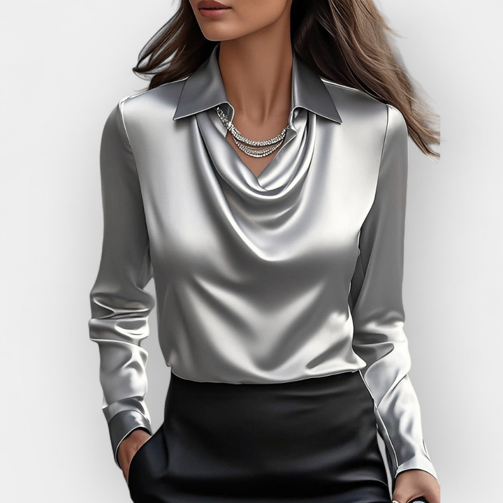 Elegant og sofistikert damebluse med vannfallskrage og lange ermer for en stilren look.