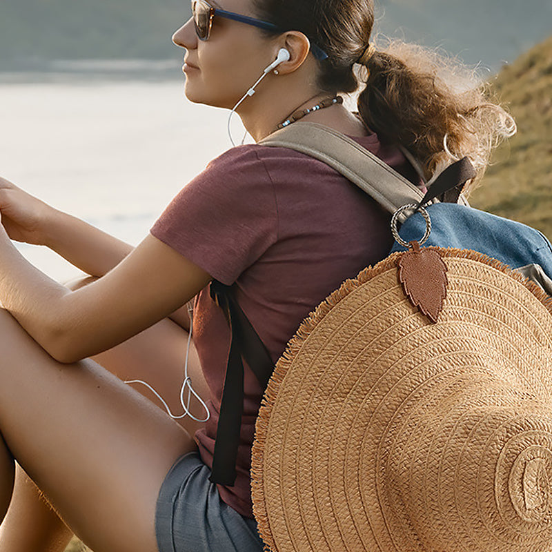 Universell hatteklemme med magnetfeste i PU-lær, perfekt for reise og handsfree oppbevaring av hatt.