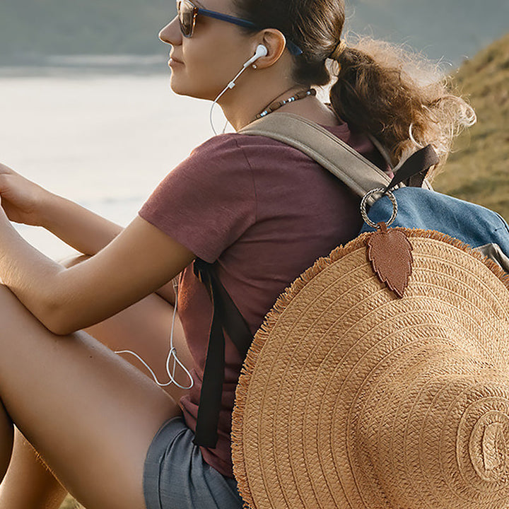 Universell hatteklemme med magnetfeste i PU-lær, perfekt for reise og handsfree oppbevaring av hatt.