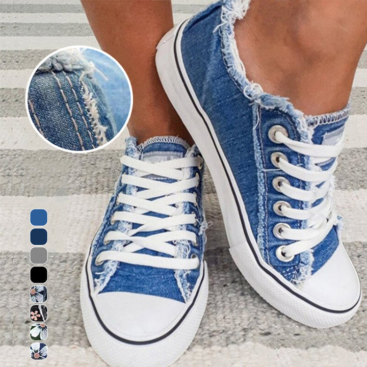 Flate unisex lerretssko med denim finish, fargerikt blomstermønster, snøring, lett for sommer.