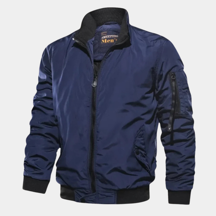 Vindbestandig bomberjakke for menn i klassisk stil, perfekt for høst og vinter. Komfortabel og allsidig herrejakke.