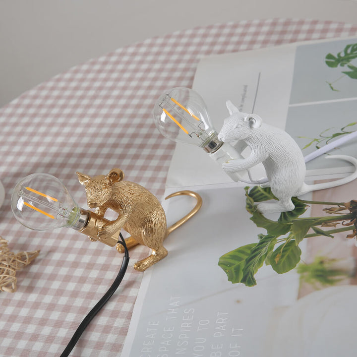 Harpiksfigur mus bordlampe med pære, gir varmt lys. Perfekt interiør dekorasjon.