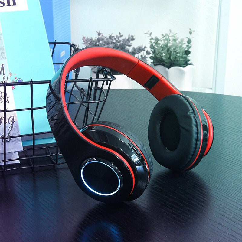 Unisex trådløse hodetelefoner med RGB-lys. Fantastisk lyd, komfortabel design, perfekt for musikk og reise.