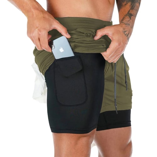 Mann løper i Herre 2-i-1 løpeshorts. Fuktighetsdrenerende aktivt tøy gir frihet og komfort for utendørs trening.