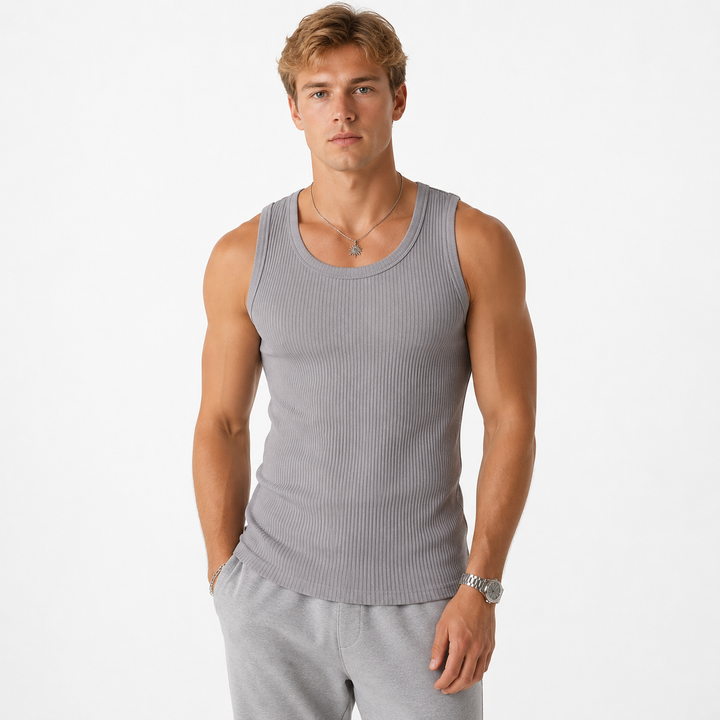 Lett og komfortabel herre tanktop med rund hals, ideell som sporty sommer topp eller figurnær trenings topp.