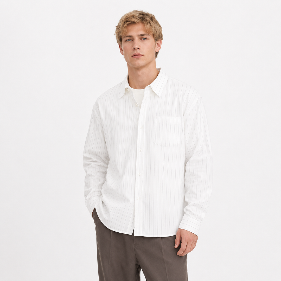 Herre stripet langermet skjorte med klassisk krage for elegant business eller fritidsbruk i hvit.