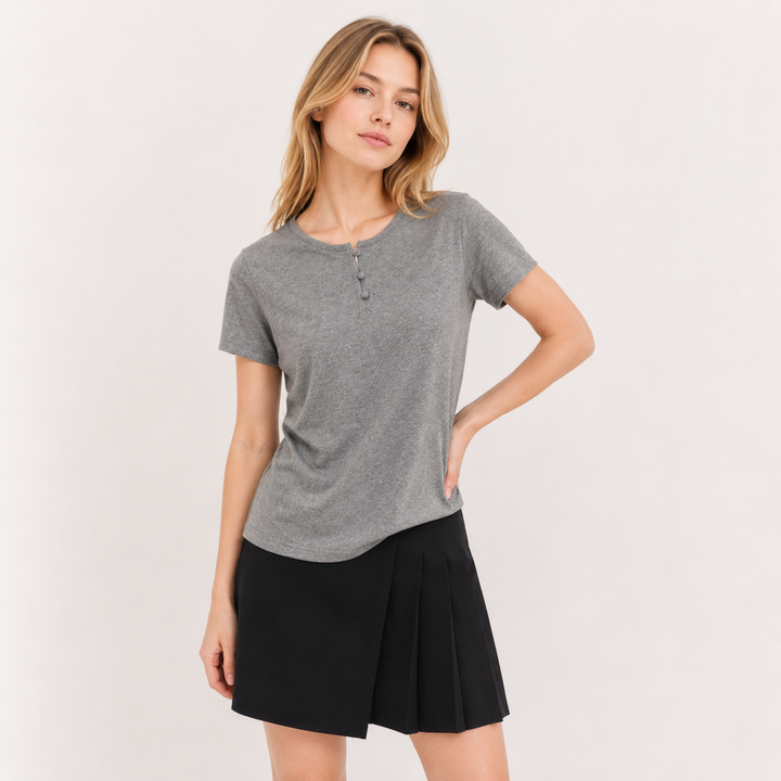 Moderne dame sommertopp med kortermet, rund hals, elegant cut-out og stilige perleknapper.