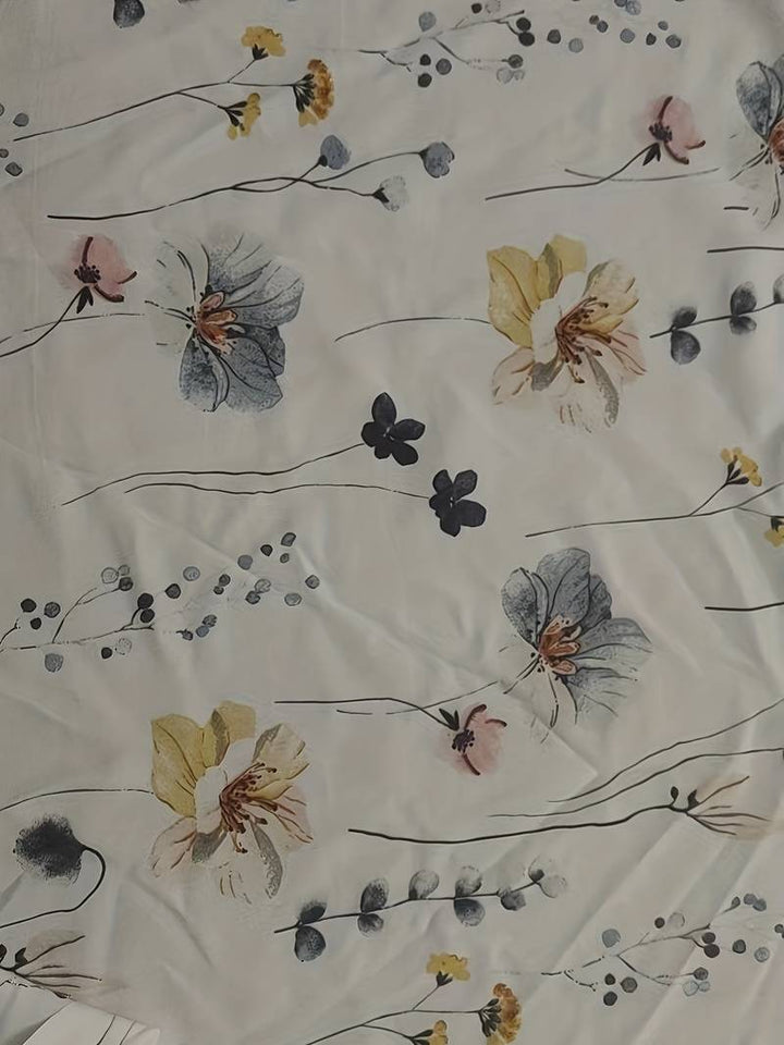 Elegant hverdagsbluse med diskret blomstermønster og komfortabel, løs passform.