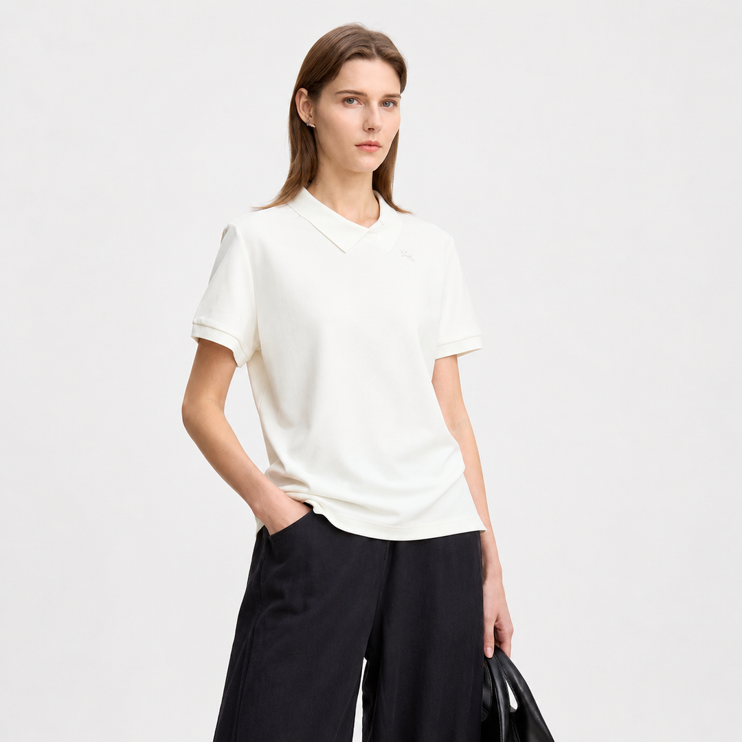 Lyselilla asymmetrisk polo t-skjorte til dame med krage, perfekt for en elegant sommerstil.