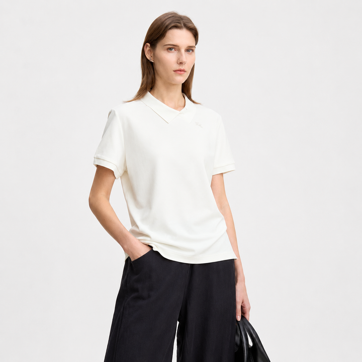 Lyselilla asymmetrisk polo t-skjorte til dame med krage, perfekt for en elegant sommerstil.