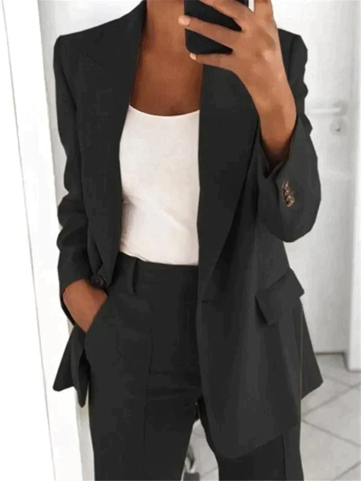 Stilfullt damesett for jobb: Elegant og funksjonelt todelt antrekk med blazer og bukse, for profesjonelle kvinner.