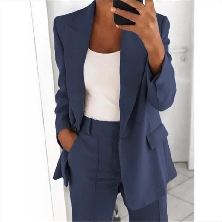 Dame blazer- og bukse-sett: Komfortabelt og elegant polyestersett for kvinner, egnet for formelle og uformelle settinger.