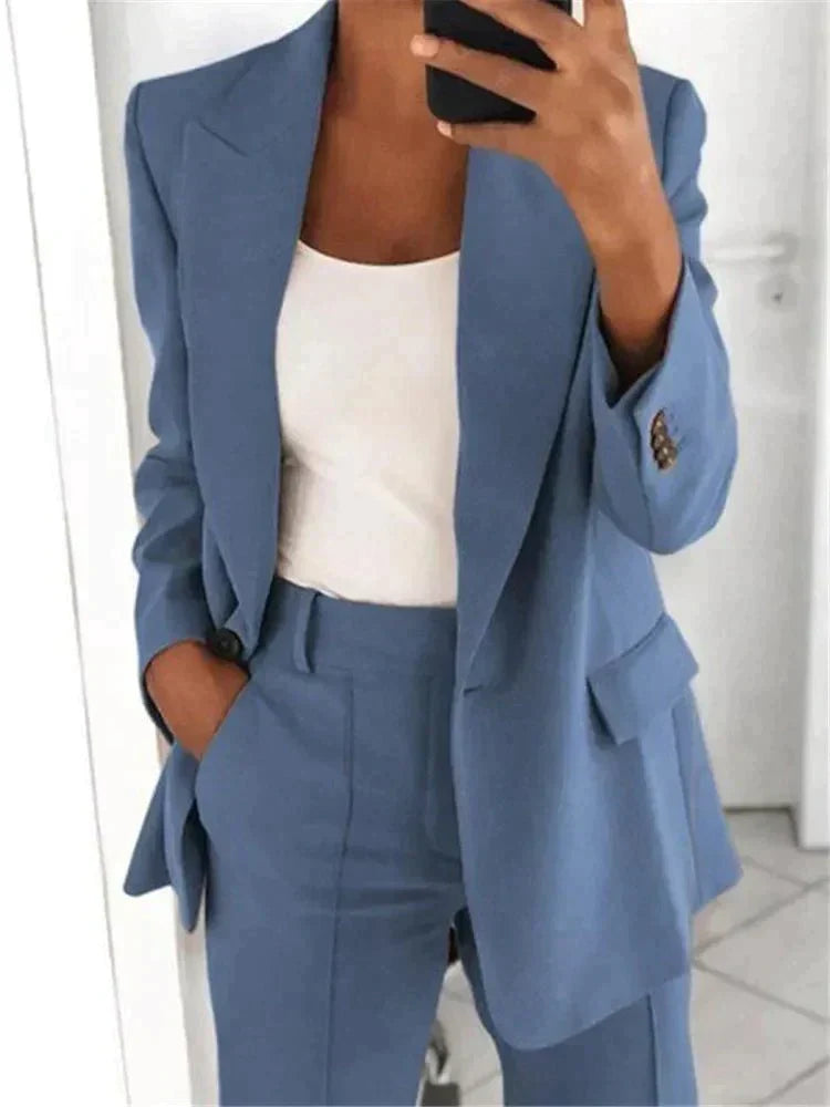 Todelt kontorantrekk: Stilrent damesett med matchende blazer og bukse i et elegant snitt. Allsidig og moderne.