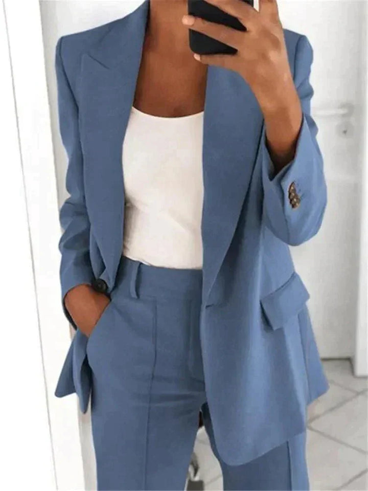 Todelt kontorantrekk: Stilrent damesett med matchende blazer og bukse i et elegant snitt. Allsidig og moderne.
