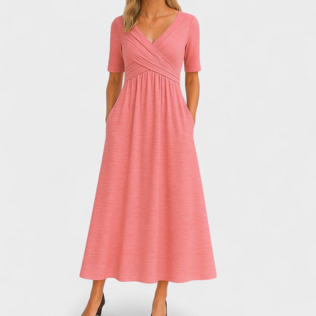 Lett og luftig V-hals maxikjole med korte ermer. Perfekt sommerkjole for damer, elegant til fritid.