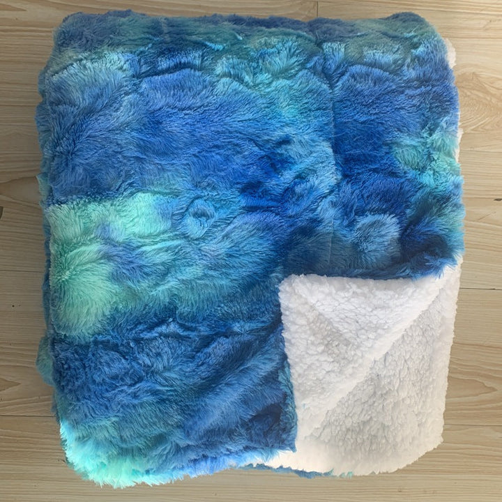 Blått kosepledd i fleece, et mykt og varmt teppe for innendørs bruk og avslapning.