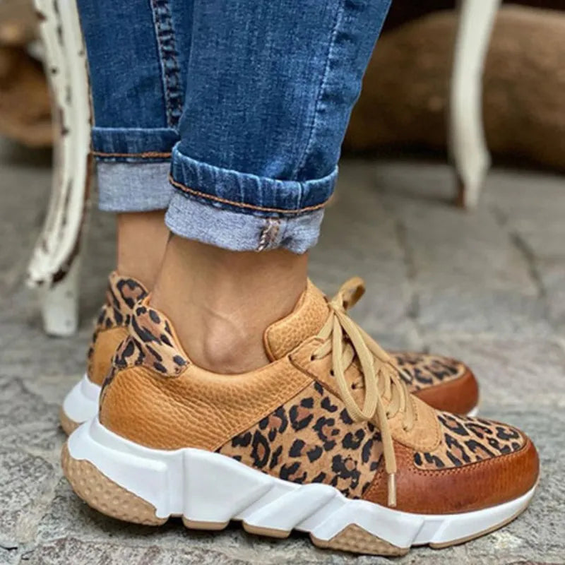 Stilige leopardsko for kvinner med moderne dyremønster. Elegante og komfortable motesko for ethvert antrekk.