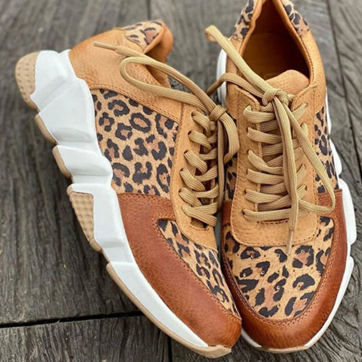 Behagelige leopardsko for kvinner. Allsidig fottøy med trendy leopardmønster perfekt til hverdagen.