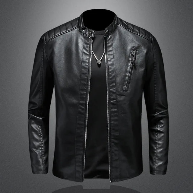 Herrejakke i PU-skinn, sort. Tidløs elegant vår-/høstjakke med oppreist krage. Komfortabel slim-fit yttertøy.