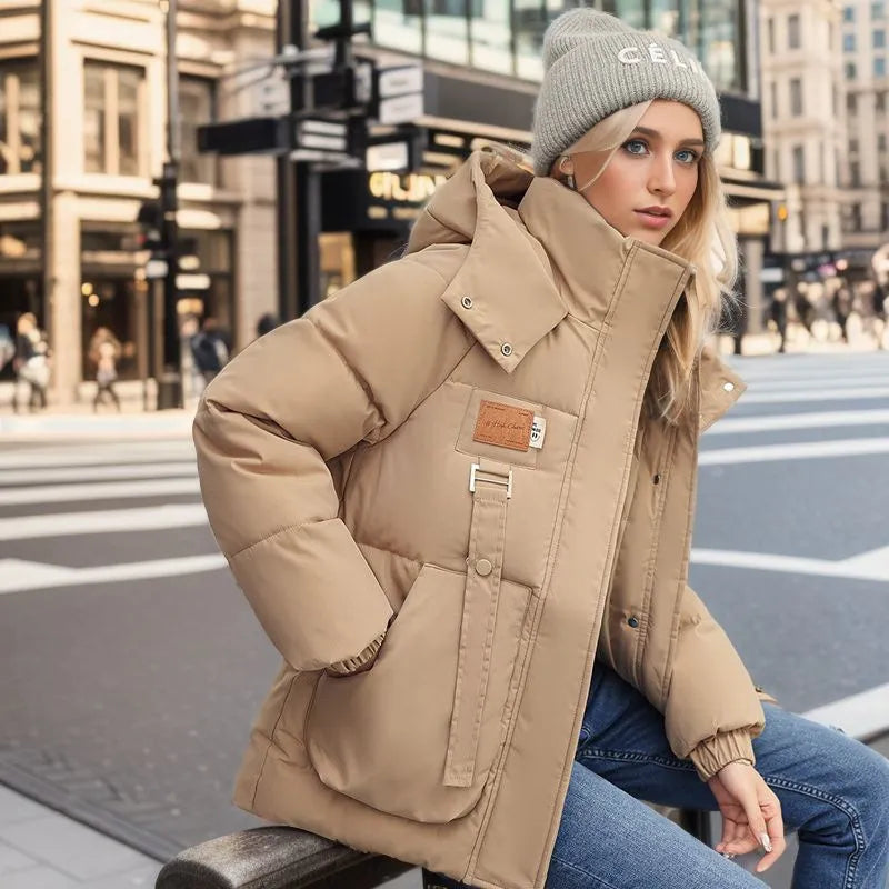 Varm fritidsjakke for kvinner. Elegant dameparkas i polyester/bomull, perfekt for kalde vinterdager.