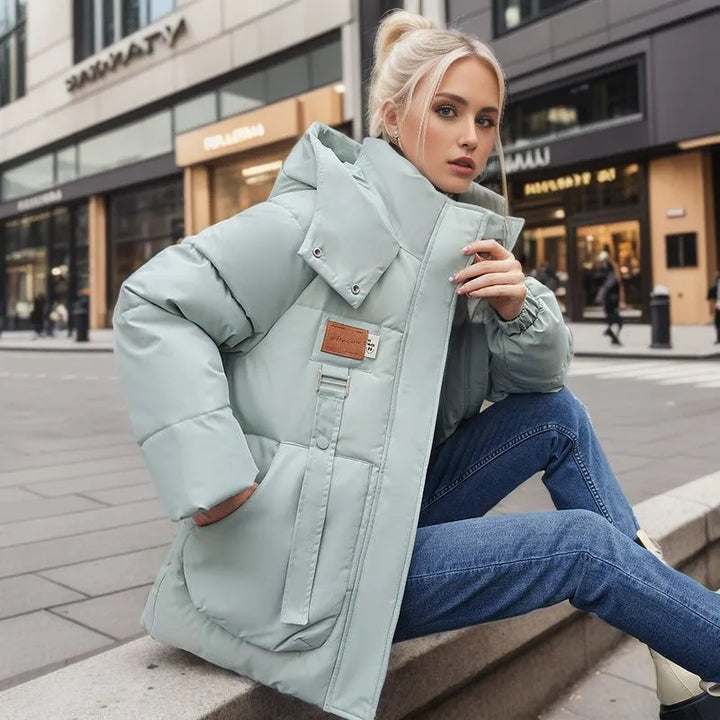 Khaki dame vinterjakke, en stilfull og varm parkas i slitesterkt stoff. Flott yttertøy for vinteren.