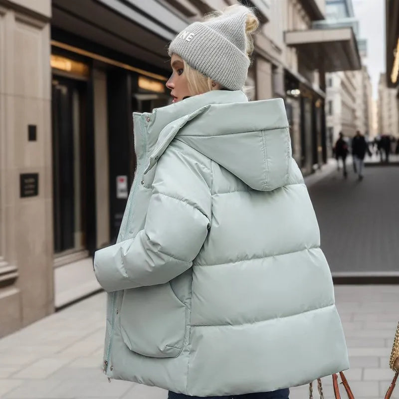 Sort dameparkas med fuskepelshette. Varm, stilfull vinterjakke for kvinner, ideell mot kulde.