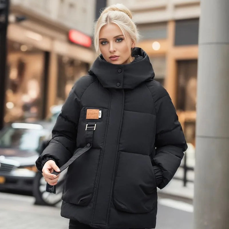 Hvit, elegant vinterjakke for kvinner. En varm og moderne parkas, ideell som yttertøy i kaldt vær.