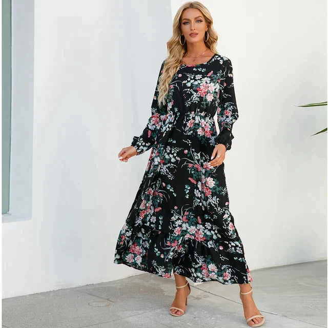 Behagelig dame maxikjole med elegant blomstermønster og rund hals, perfekt for varme dager.