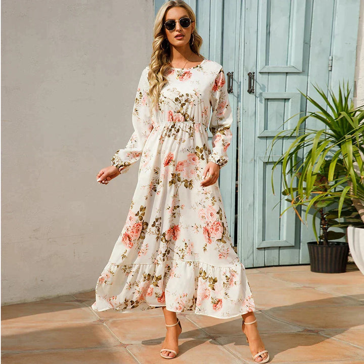 Nærbilde av stoffet på den blomstrete dame maxikjolen, fremhever mønster og kvalitet.