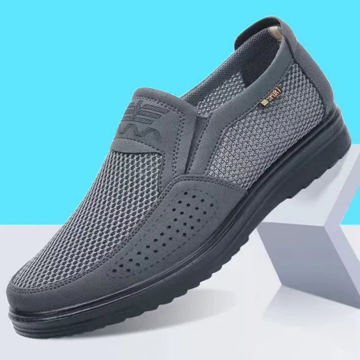Svarte herre loafers med pustende design. Perfekte lette slip-on sko for hverdag, eleganse og komfort.