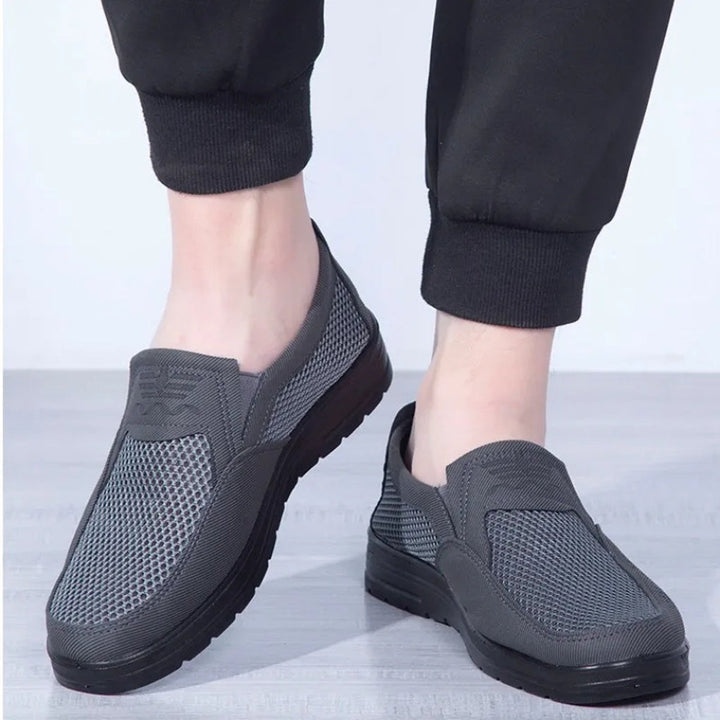 Stilige grå herre loafers – lette og pustende slip-on sko for en elegant, komfortabel vår- og sommerlook.