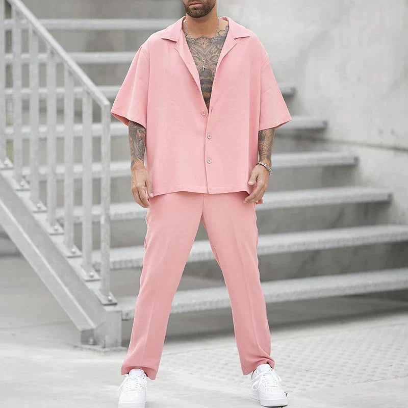 Stilfullt rosa herre sommerantrekk, todelt kortermet sett ideelt for fritid og casual herremote.