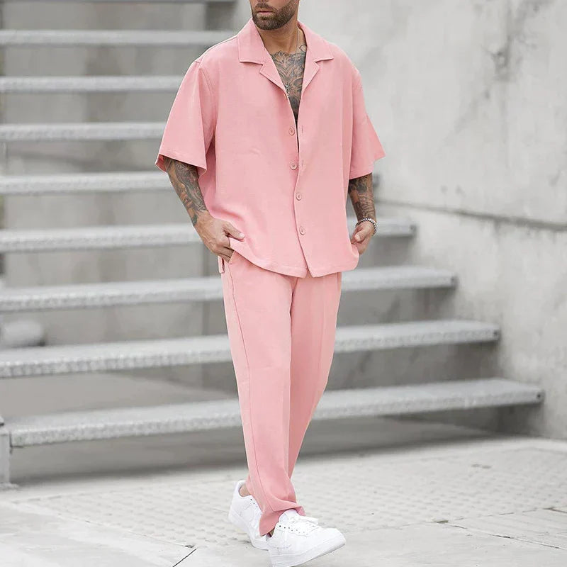Komfortabelt herre fritidssett i rosa polyester, kortermet og todelt for sommeren, perfekt for casual bruk.