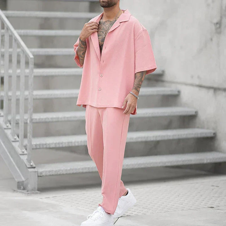 Todelt rosa fritidssett for menn, kortermet topp og shorts, komfortabelt polyesterantrekk for sommeren.