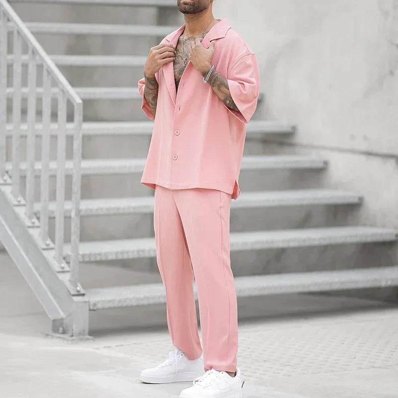Rosa todelt sommer fritidssett for herre, komfortabelt kortermet antrekk i polyester, casual stil.