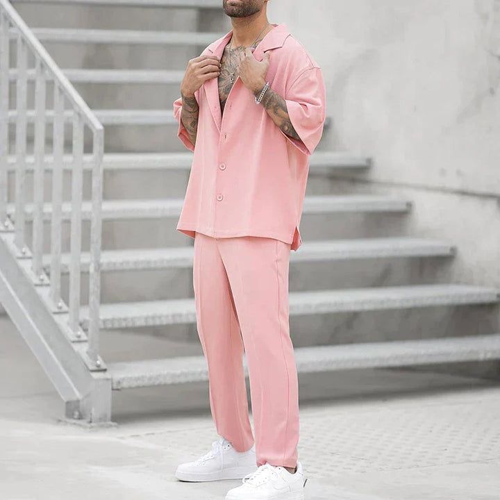 Rosa todelt sommer fritidssett for herre, komfortabelt kortermet antrekk i polyester, casual stil.