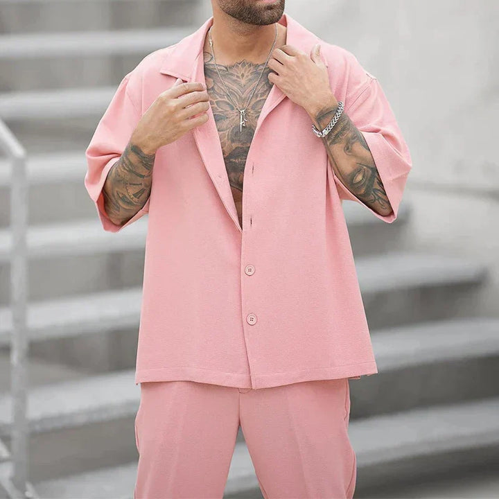 Rosa kortermet fritidssett for herre, komfortabelt todelt sommerantrekk i polyester, perfekt for casual mote.