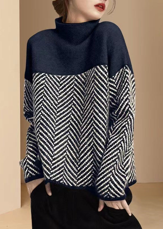 Marineblå rullekragengenser for dame med detaljert lappeteppe. Vinterpullover, strikket og elegant.