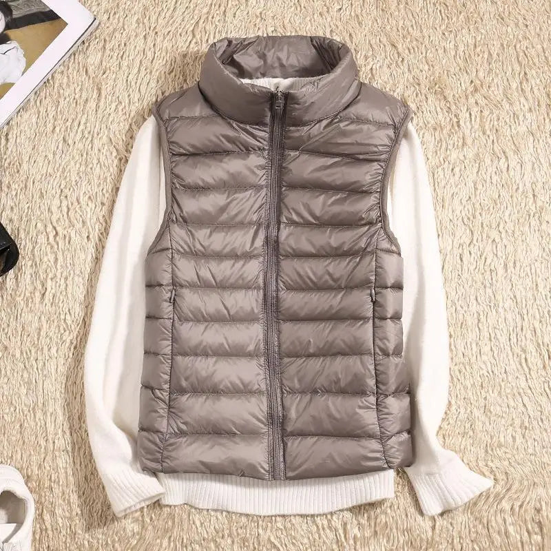 Stilfull mellomsesongvest for dame. Vannavvisende og lett for allsidig fritidsbruk.