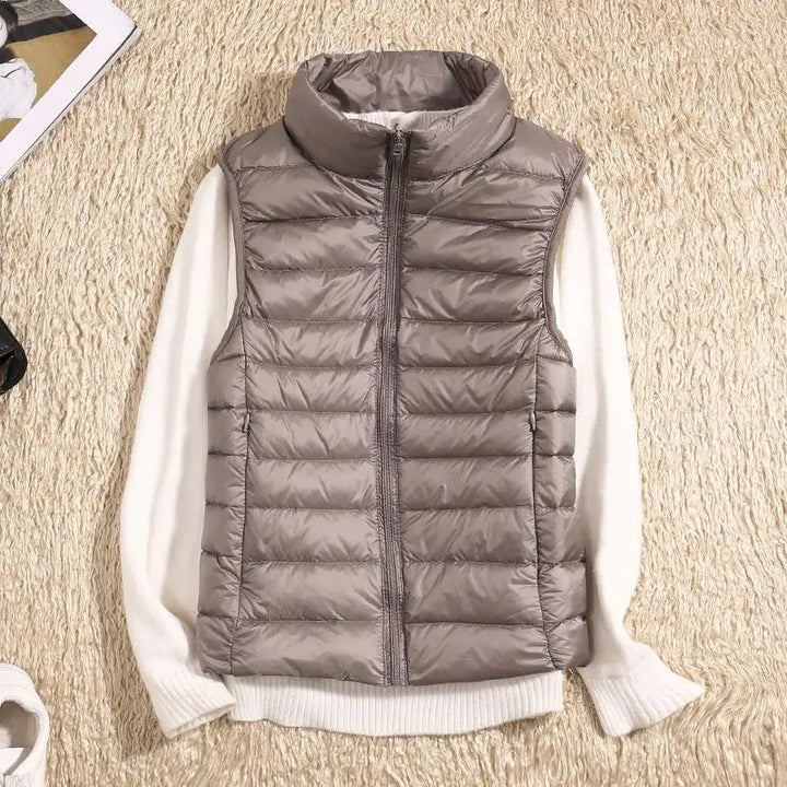 Stilfull mellomsesongvest for dame. Vannavvisende og lett for allsidig fritidsbruk.