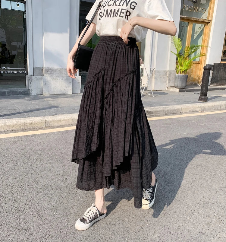 Elegant rutete dameskjørt i bomull, med høy midje. Et langt, sommerlig plagg med retro look.