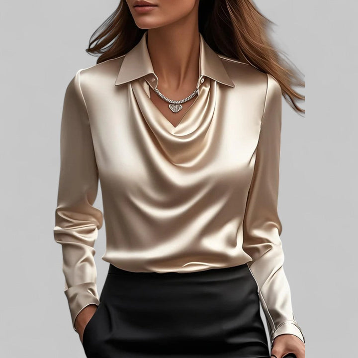 Løs passform kvinnebluse med lange ermer og vannfallutringning. Allsidig og elegant.