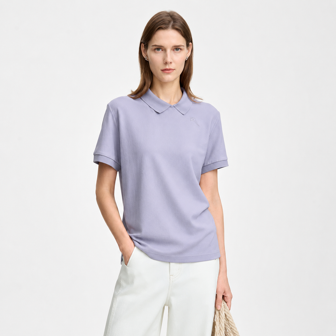 Minimalistisk asymmetrisk dame polo topp i pustende stoff med krage, for en lett og komfortabel sommer.