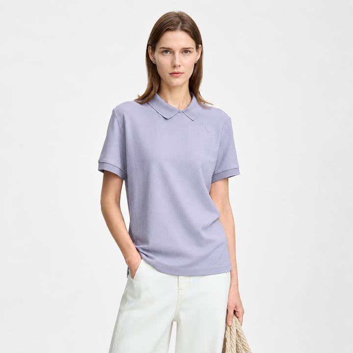 Minimalistisk asymmetrisk dame polo topp i pustende stoff med krage, for en lett og komfortabel sommer.