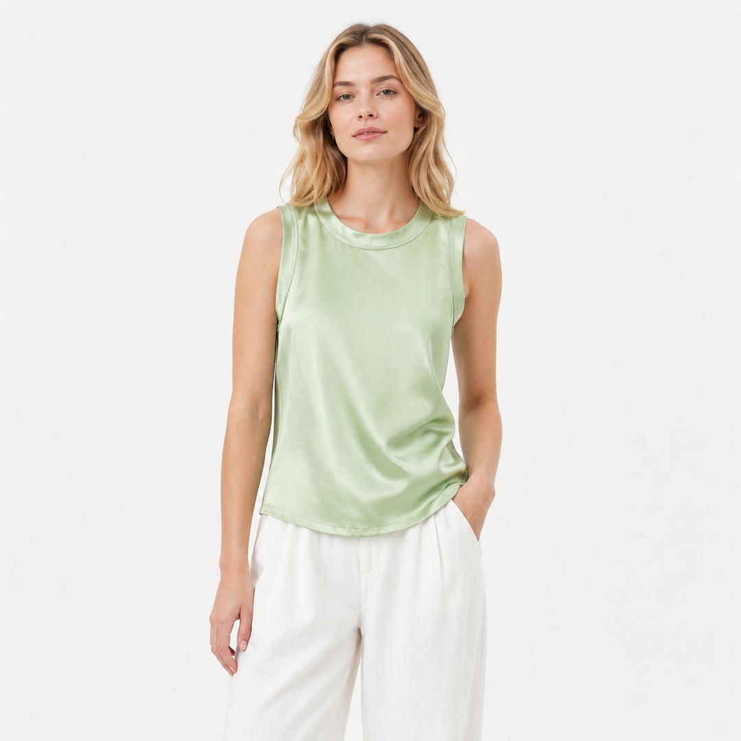 Moderne dame singlet i klassisk ren silke, med luksuriøs satinfinish. En pustende kvinne topp.