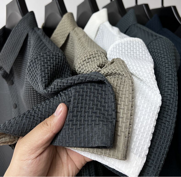 Blå herre polo-skjorte med V-hals. Pustende nettingstoff for sommer, optimal komfort og ventilasjon.