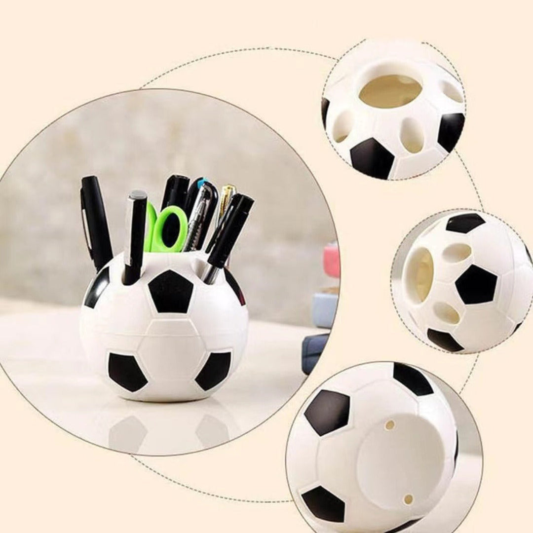Stilig fotballformet pennholder for supportere. Dekorativt kontorutstyr for enhver fotballfan.